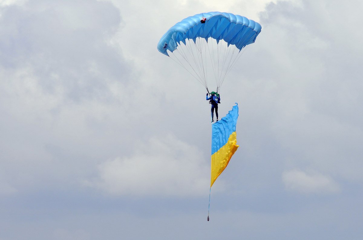 Ко Дню Независимости 14 парашютистов в небе станцевали гопак - видео