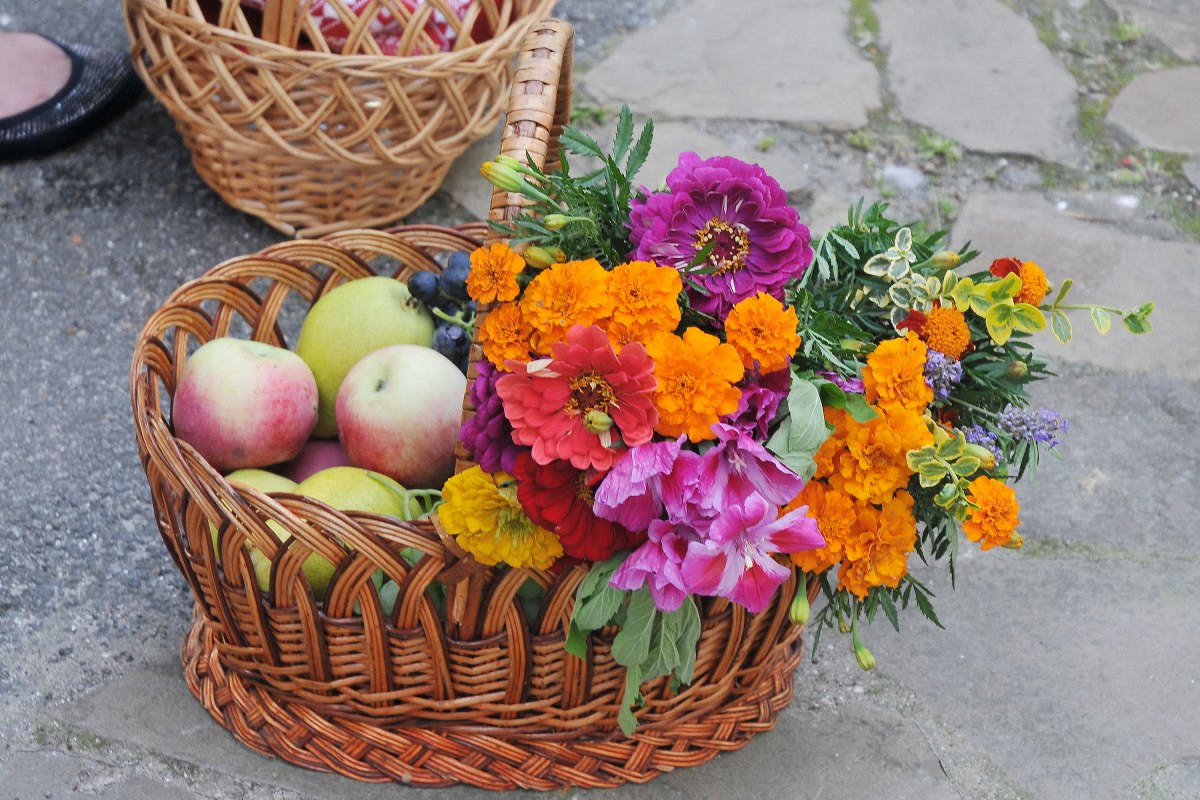 Корзина с яблоками и цветами