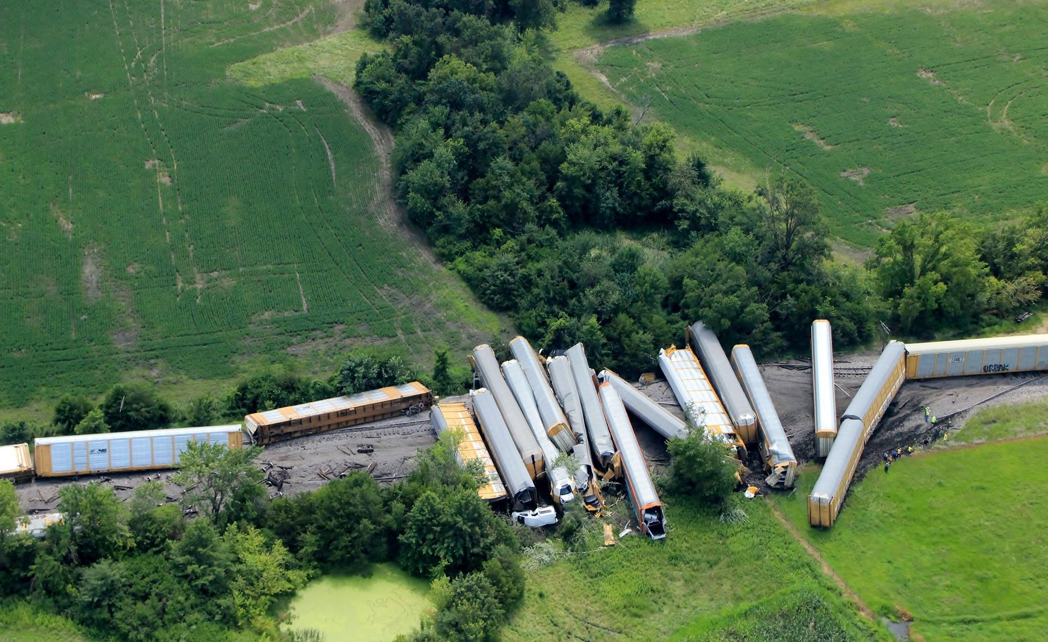 Перевозил 400 новых авто Ford: В США сошел с рельсов поезд - фото