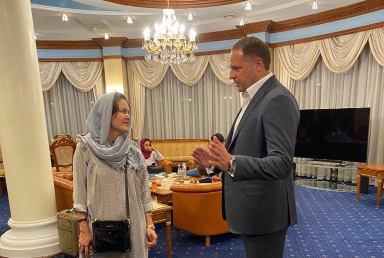 Украина эвакуировала из Афганистана известного режиссера Сахру Карими