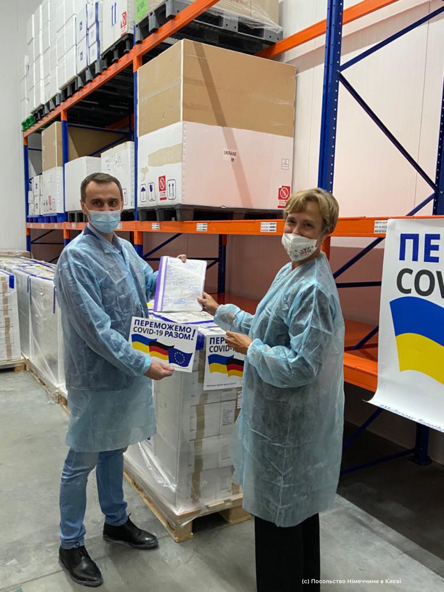 Германия подарила Украине COVID-вакцину, аппараты ИВЛ и медицинское оборудование