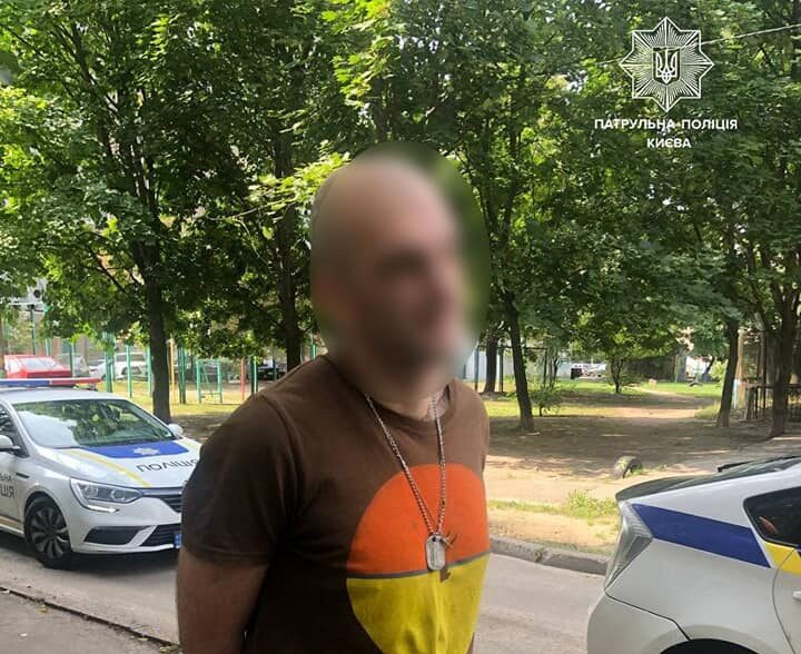 У Києві чоловік гуляв містом з гранатою (фото)