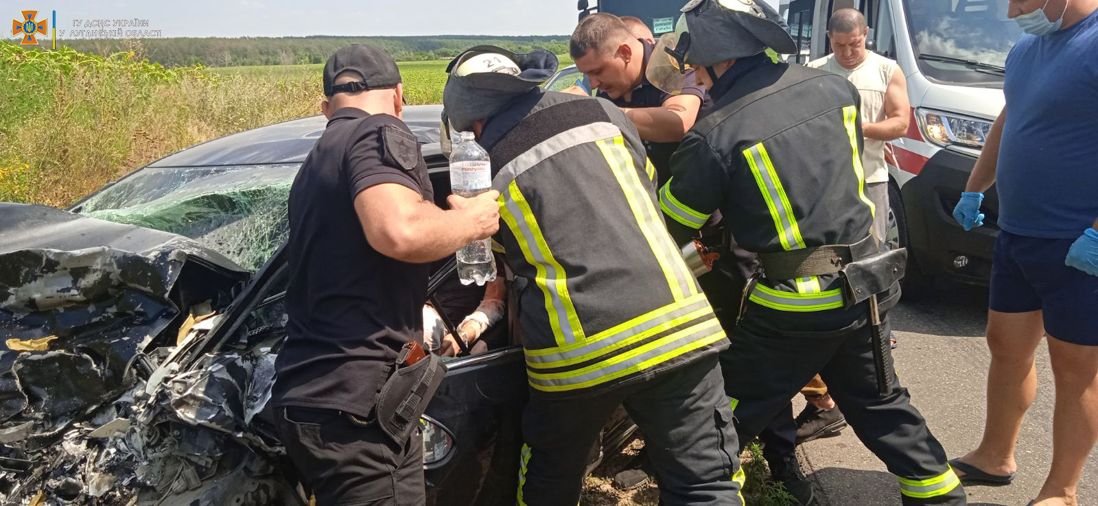 Легковушка и микроавтобус столкнулись в Луганской области: 10 пострадавших