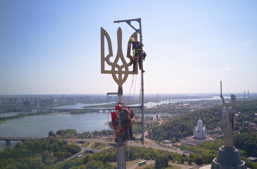 На флагштоку найбільшого державного прапора у Києві встановили новий тризуб - відео