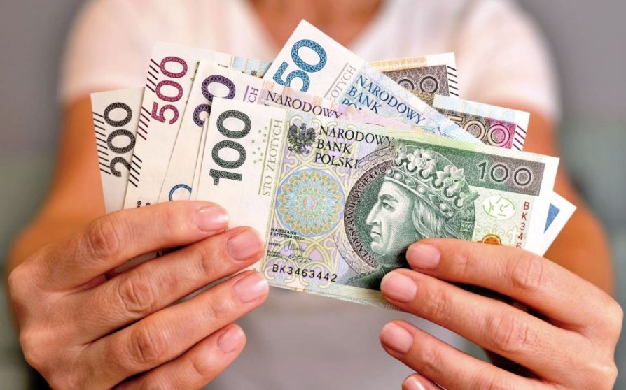 Польша отменит финансовую помощь некоторым украинским беженцам: кого это касается