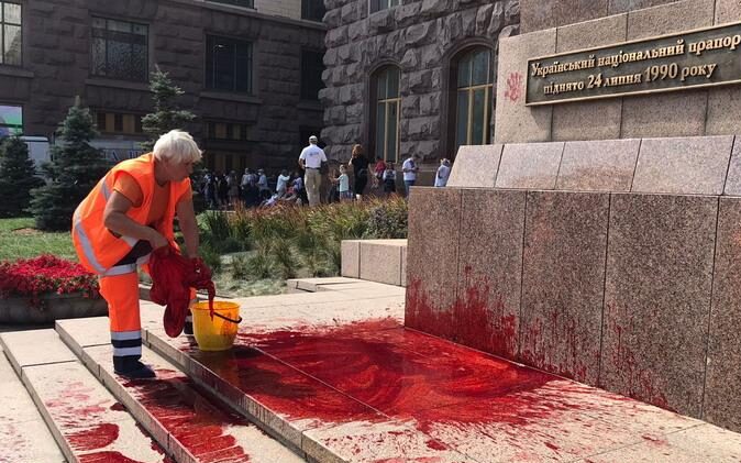 Хотів привернути увагу: В Києві чоловік облив фарбою флагшток біля КМДА