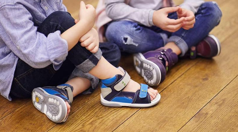 У МОЗ розповіли, як правильно обрати взуття для школяра
