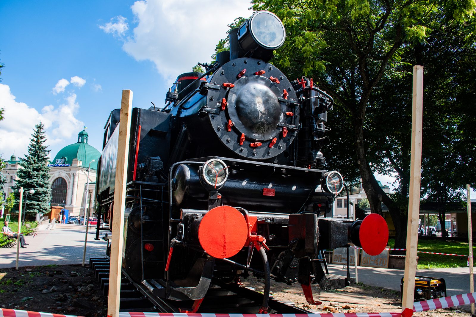 В Ивано-Франковске установили паровоз-благодарность (видео)