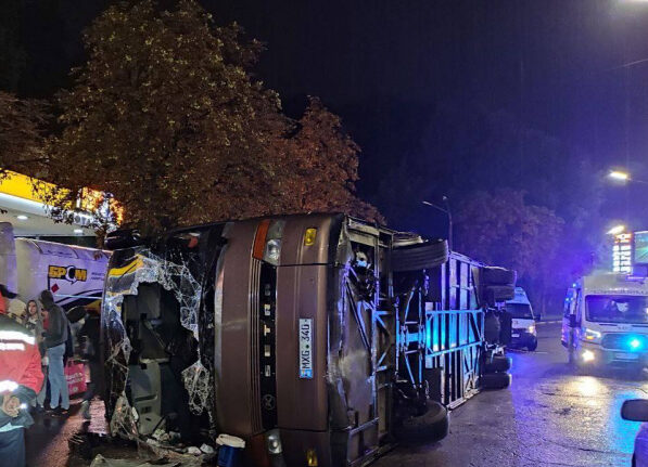 В Киеве перевернулся автобус: пострадали 18 человек - фото