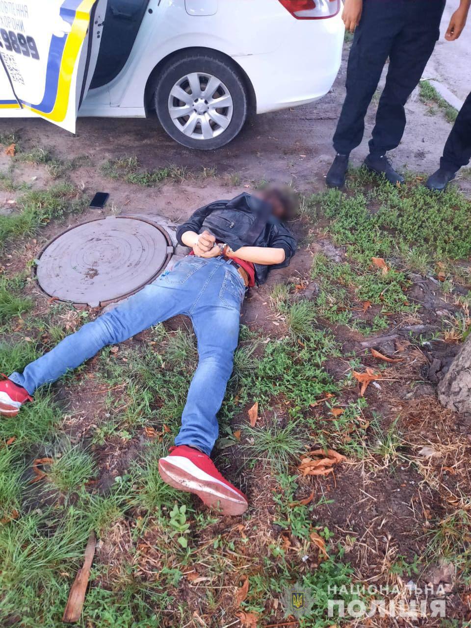 Неадекватный молодой мужчина устроил стрельбу в Черкассах - видео