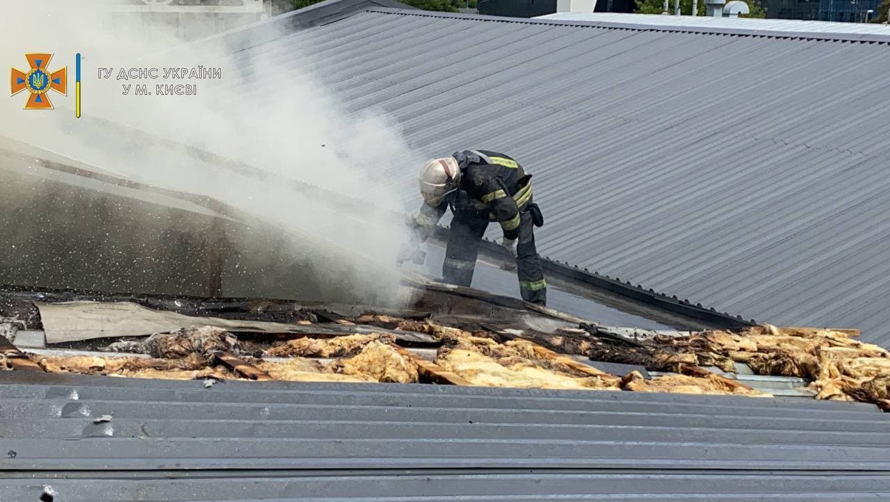 Склады загорелись в Оболонском районе Киева - фото