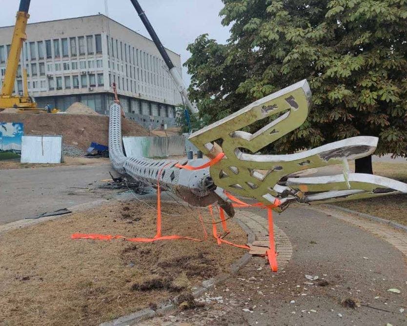 Простоял час и завалился: в Херсоне упал новый флагшток с государственным флагом (видео)