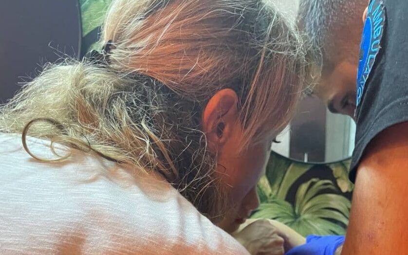 В Одесі на 3-річного хлопчика впали скляні двері - відео