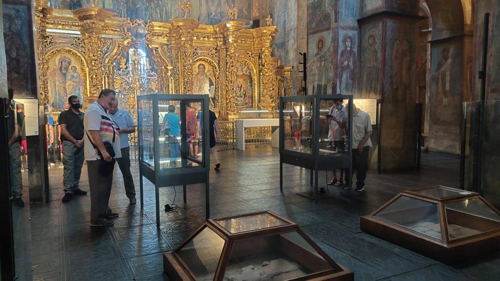 В  "Софии Киевской " показали оригиналы памяток казачества (фото)