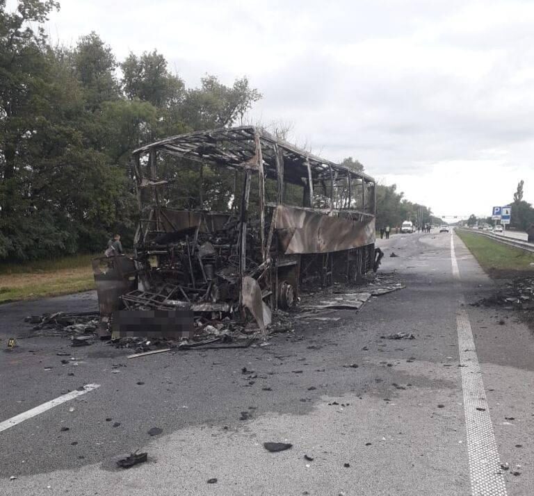 На трассе "Киев-Чоп" автобус столкнулся с автовозом: водитель погиб, еще 11 людей пострадали (фото)