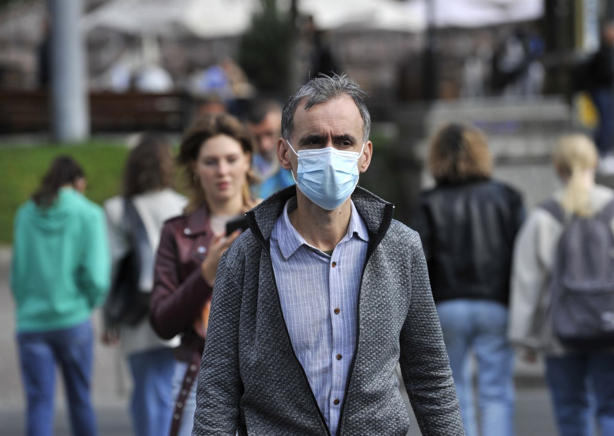 Коронавірус атакує: групи ризику не вакцинують, а обмеження відтермінували