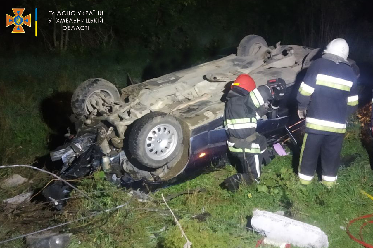 У Хмельницькій області автомобіль BMW з'їхав з дороги та перевернувся: є травмовані