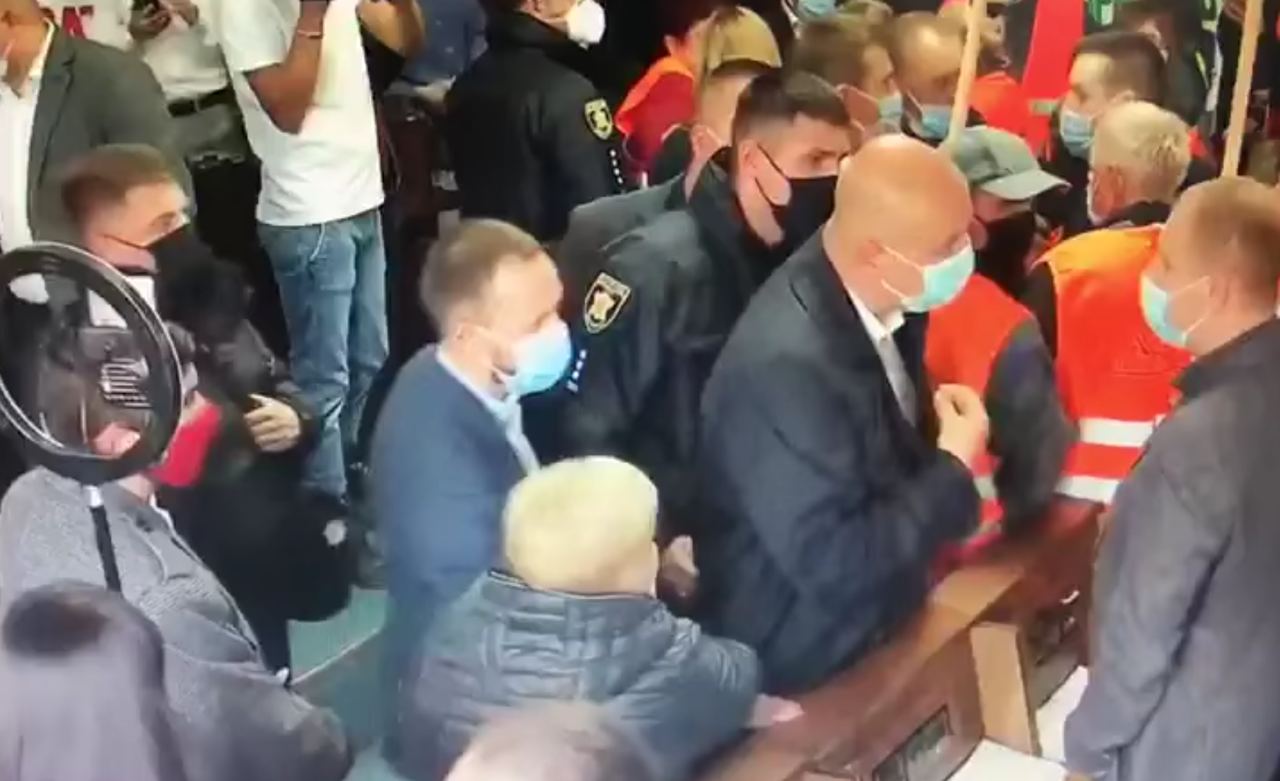 Розмовляв, а потім врізав по животі: у Чернівцях один депутат побив іншого (відео)