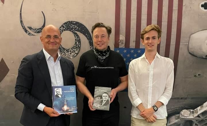 Маск провел экскурсию по SpaceX для внука Сергея Королева