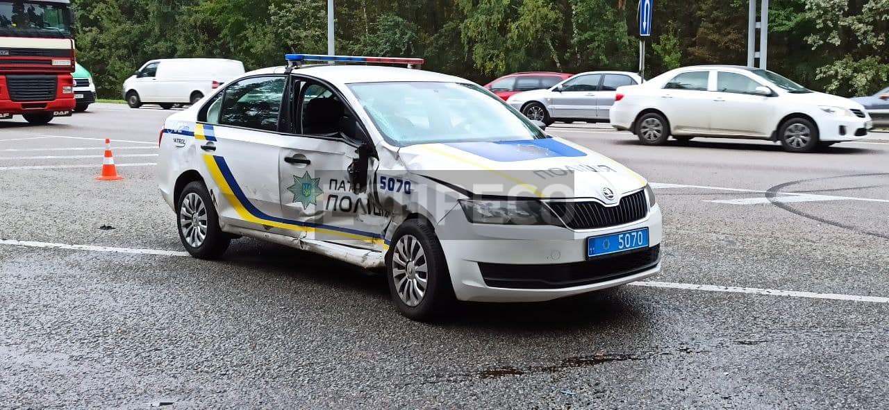 Авария с участием авто полиции в Киеве: трое пострадавших - фото