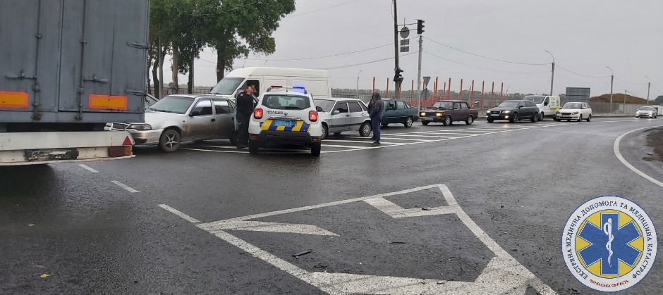 У масовій ДТП за участі поліцейських травмувалася 19-річна вагітна дівчина - фото