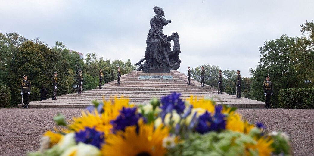 Зеленський та Єрмак вшанували пам'ять жертв трагедії Бабиного Яру - фото