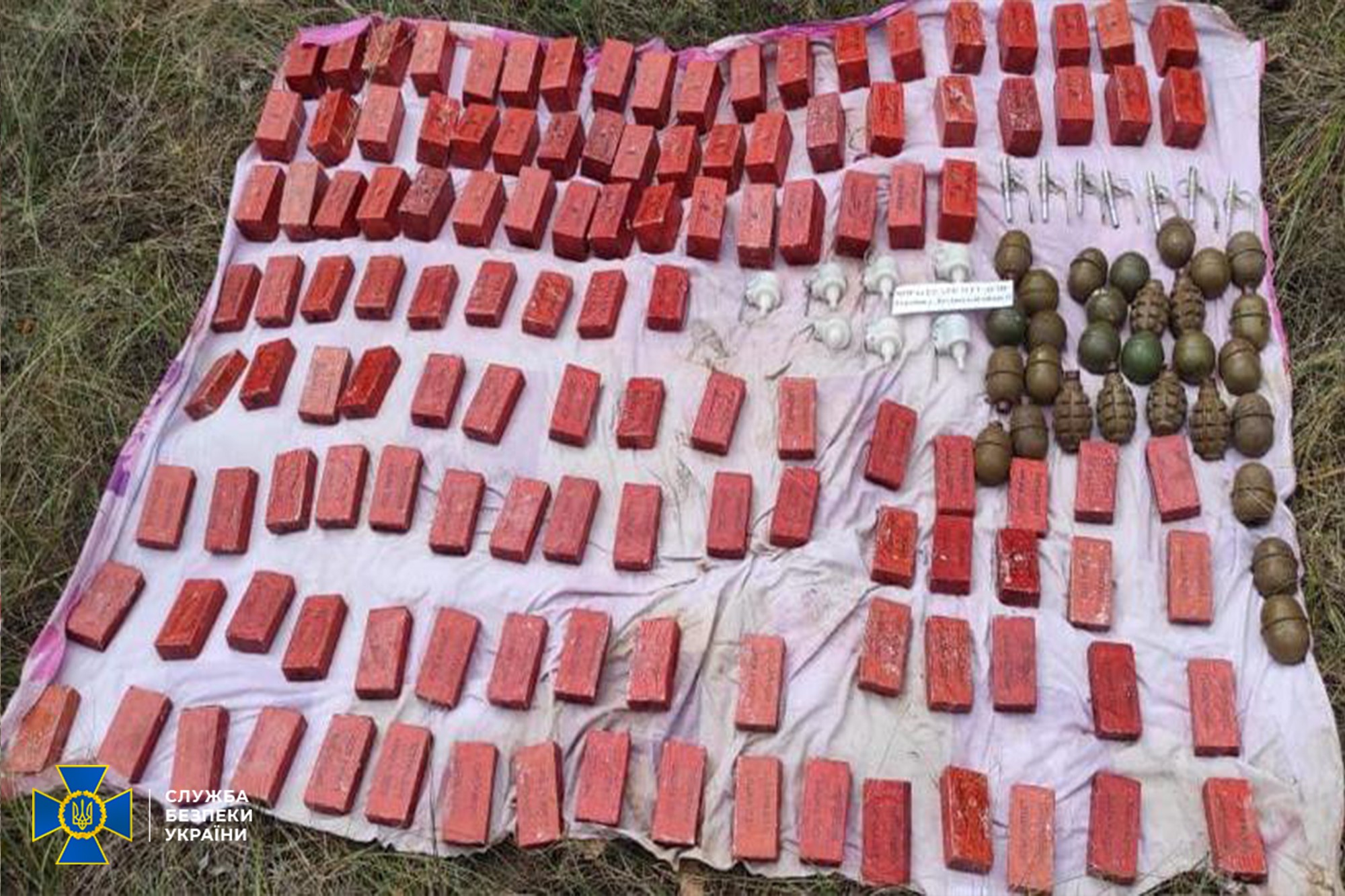 СБУ знайшла на Донбасі схованку бойовиків з тротилом, мінами та набоями (фото)