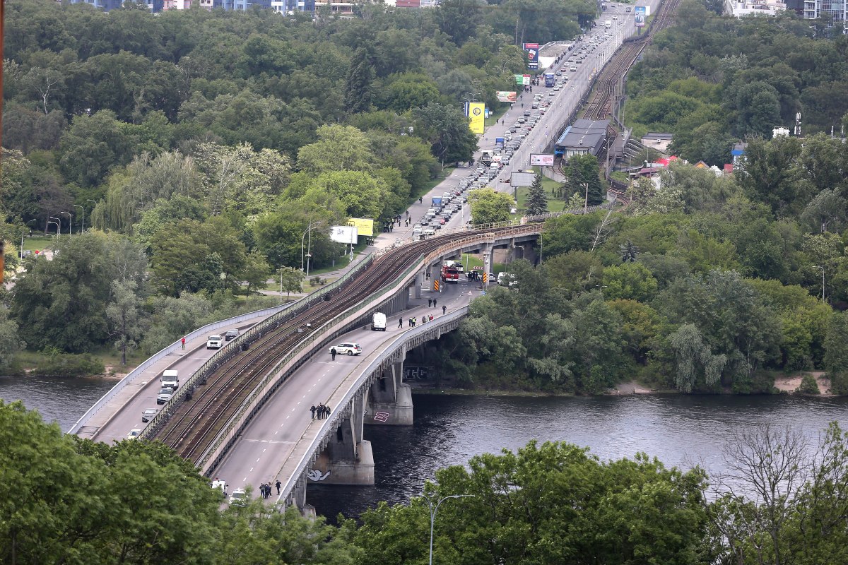Будут делать ремонт: В Киеве на мосту Метро ограничат движение транспорта