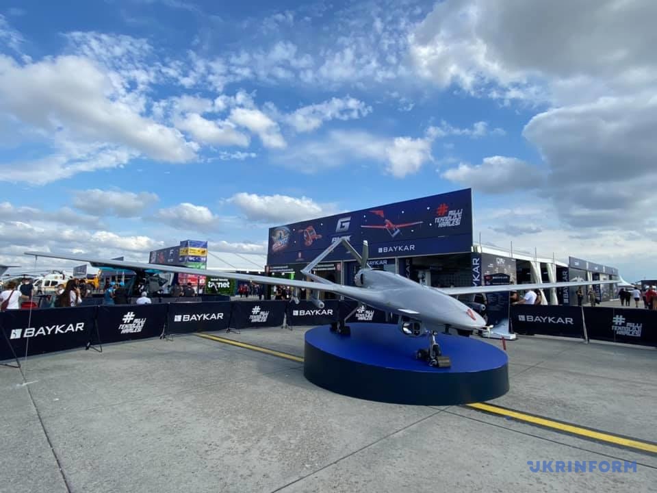 В Стамбуле представили беспилотник Akıncı с украинским двигателем - фото