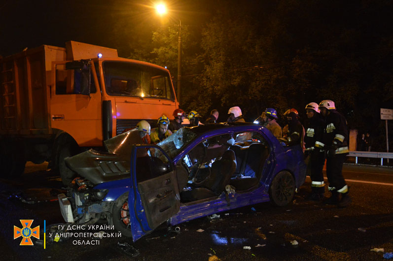 У Дніпрі легковик врізався у сміттєвоз: загинула молода дівчина (відео)