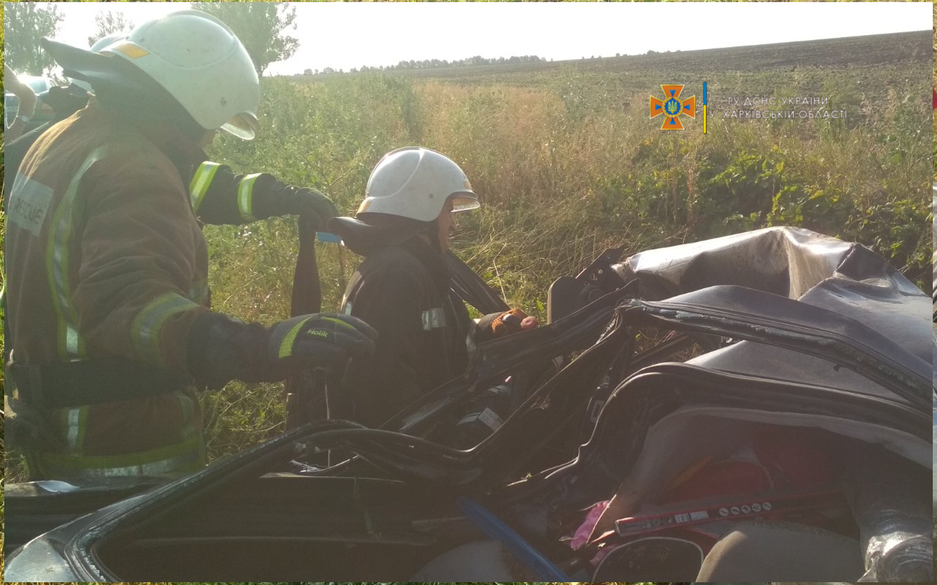ДТП на Харківщині: тіло загиблого було заблоковане в автомобілі (фото)