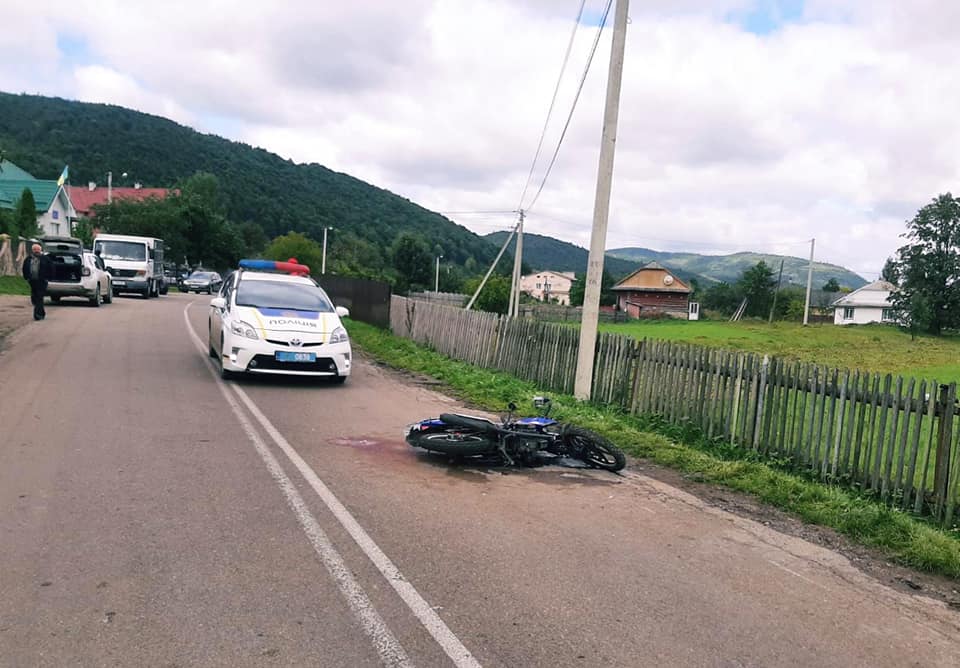 На Прикарпатье несовершеннолетний мотоциклист наехал на сверстниц (фото)