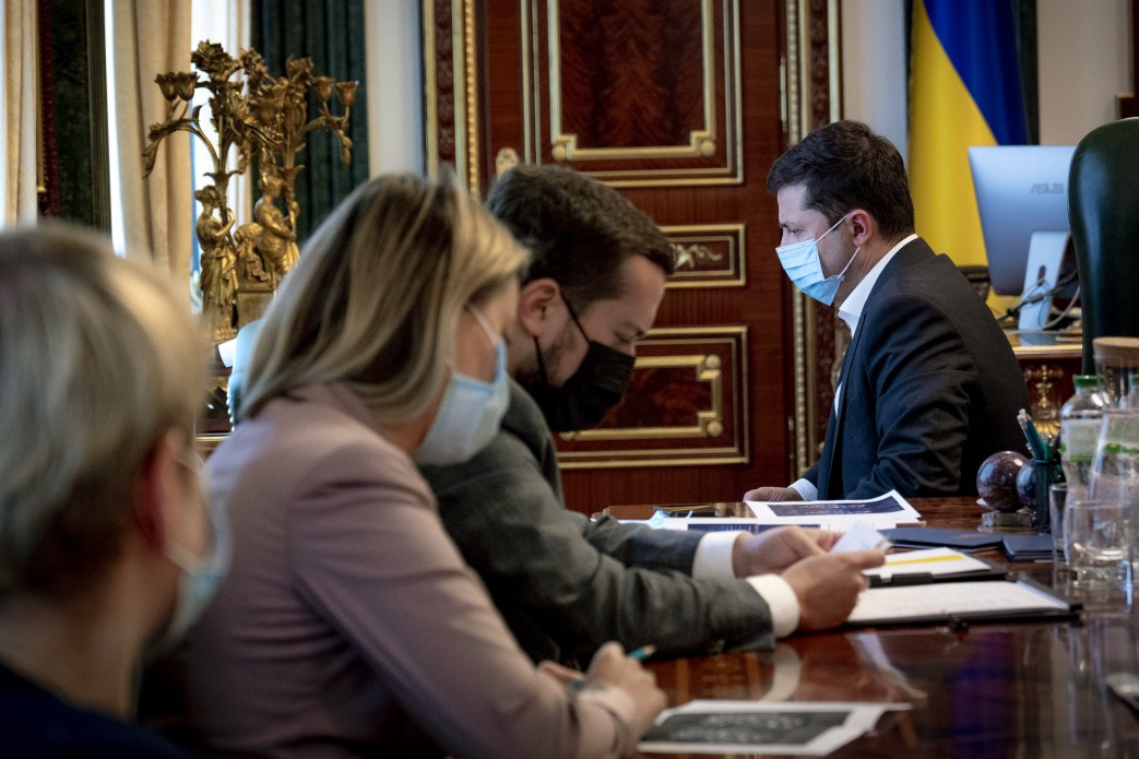 Дав два тижні: Зеленський доручив вакцинувати від коронавірусу 70% держслужбовців