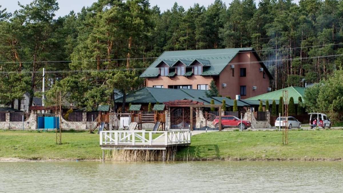 Сын главы ОТГ на Львовщине избил журналиста в своем кафе и разбил его камеру