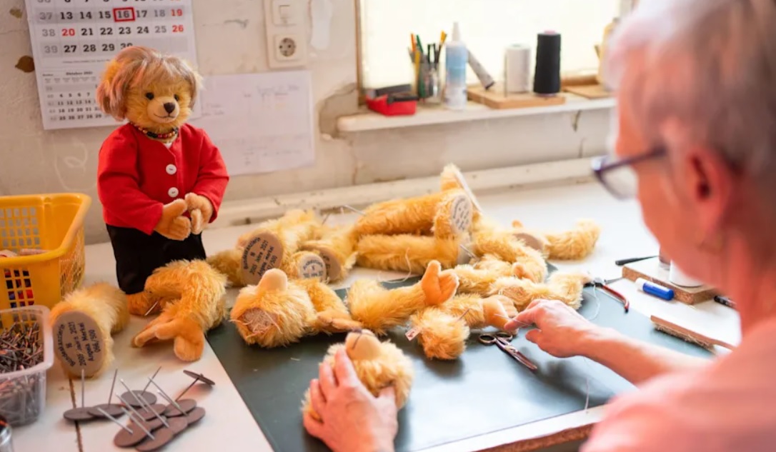 У Німеччині створили плюшевого ведмедика, який нагадує Меркель - фото