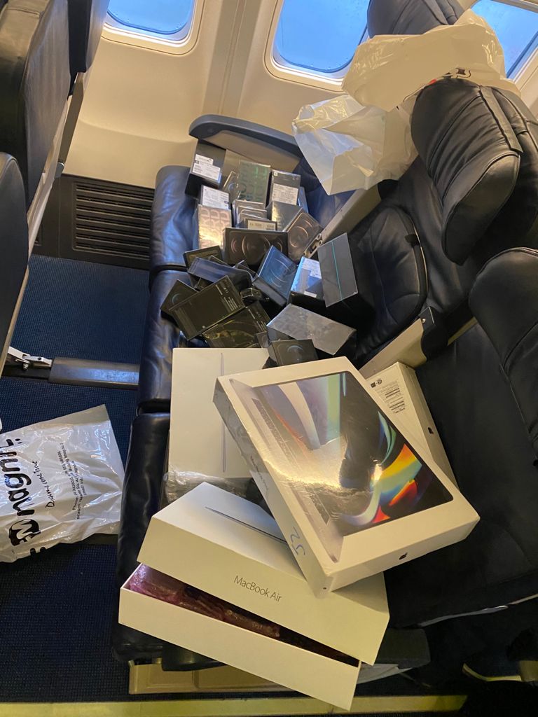 Заховали iPhone та MacBook у смітті: в "Борисполі" викрили бортпровідників на контрабанді (відео)