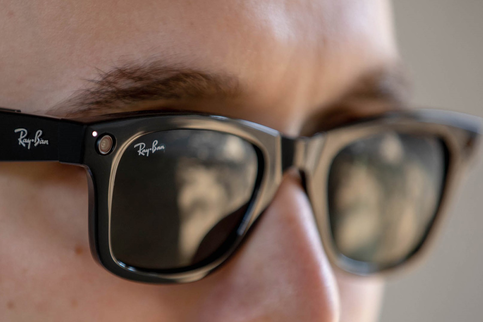 Facebook вместе с Ray-Ban представили очки, которые умеют фотографировать и звонить (видео)