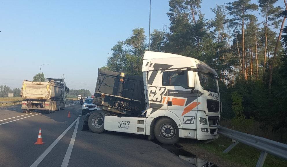 Трасу Київ-Ковель частково перекрили через ДТП: фура зім'яла легковика