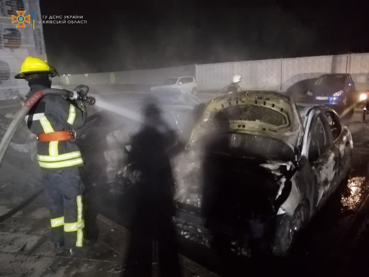 П'ять автівок згоріли на парковці житлового комплексу під Києвом