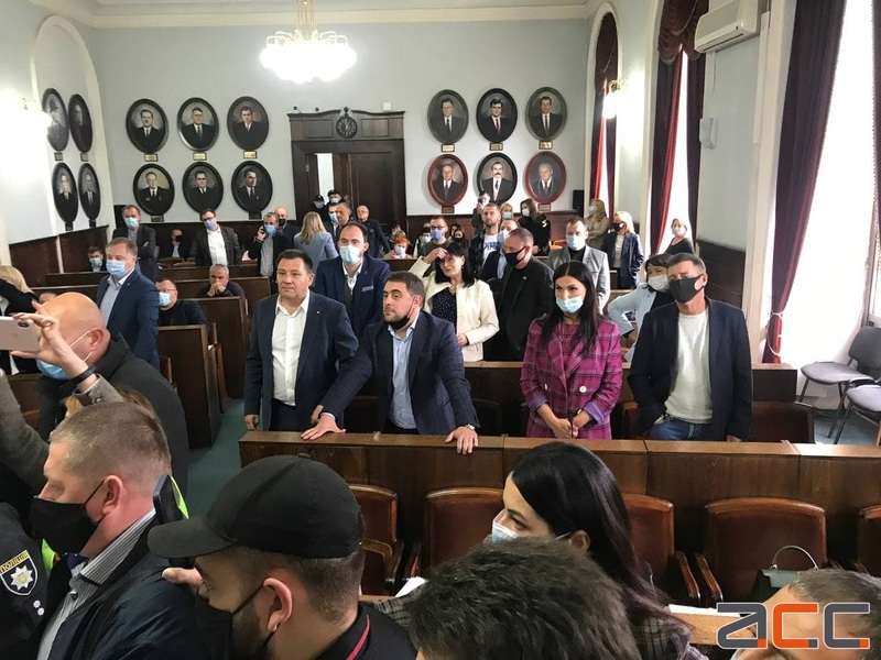 В Черновцах депутаты горсовета одновременно бились и проводили заседания - видео
