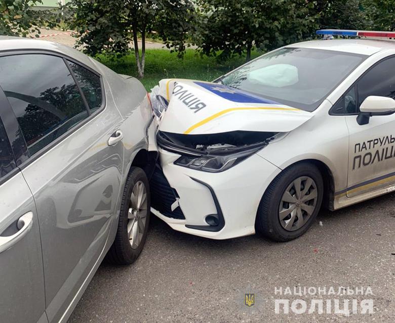 У Києві водій напідпитку врізався в поліцейський автомобіль - фото