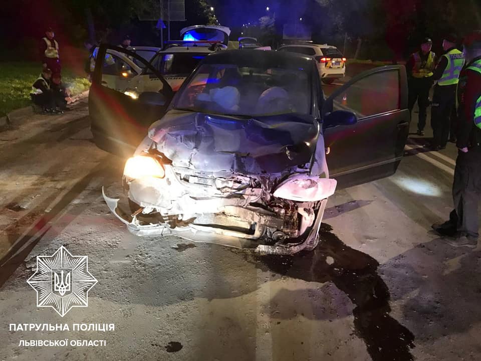 У Львові водій напідпитку врізався в поліцейський автомобіль: є постраждалі (фото)