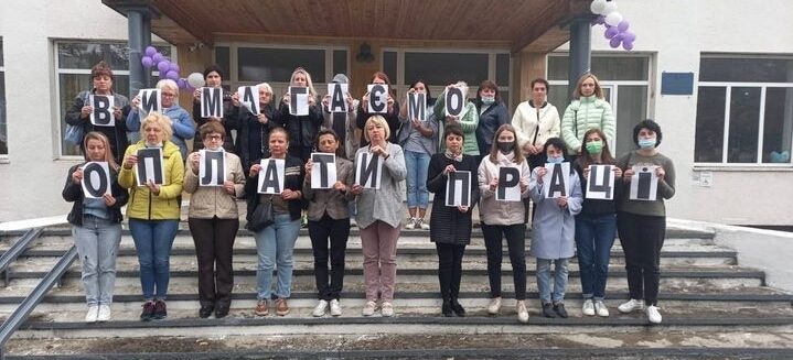 Невиплата зарплат: на Івано-Франківщині вчителі оголосили страйк (фото)