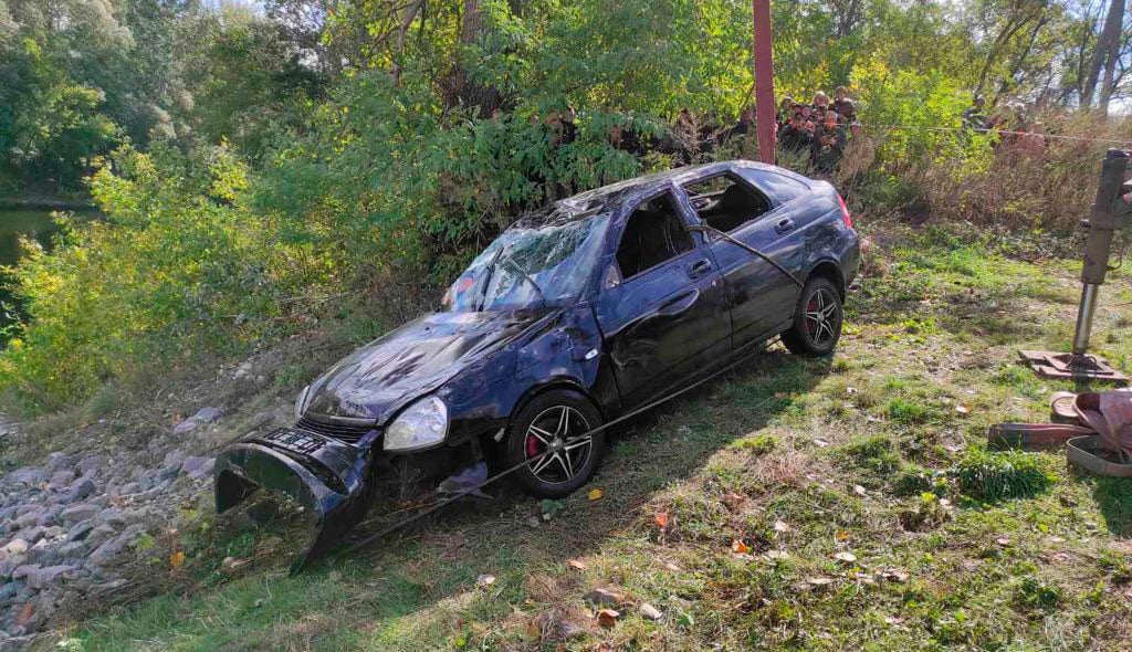 На Полтавщині витягнули з річки автомобіль з тілами трьох чоловіків - фото