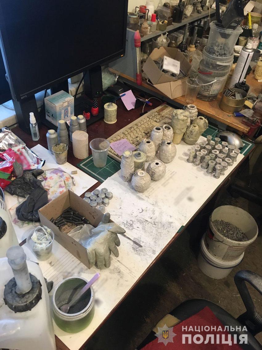 В Чернигове в гараже мужчина переделывал оружие - фото