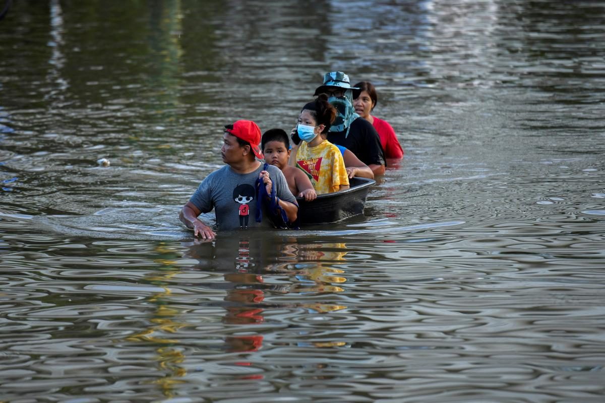 Таїланд накрила потужна повінь: пів країни під водою - фото