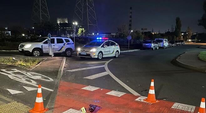 В Киеве пьяный водитель грузовика наехал на двух пешеходов