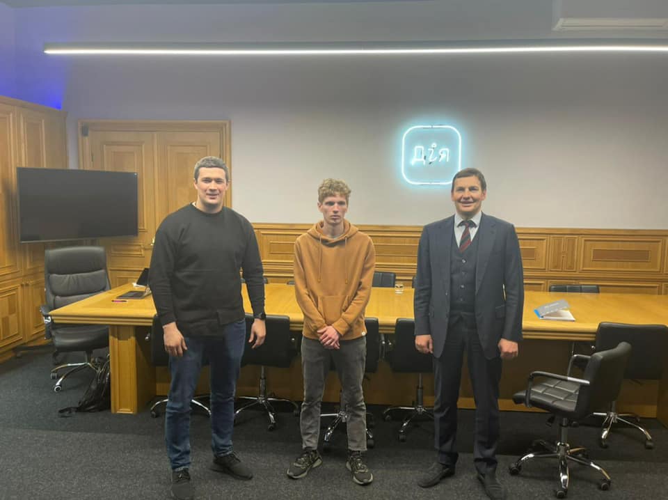 Хакер, подделавший "Дію", работает с соцрекламой в Минцифре