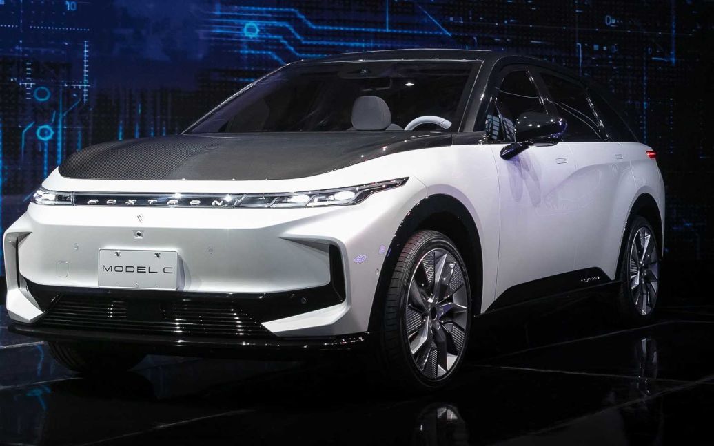 Виробник iPhone представив три нових електромобілі - фото