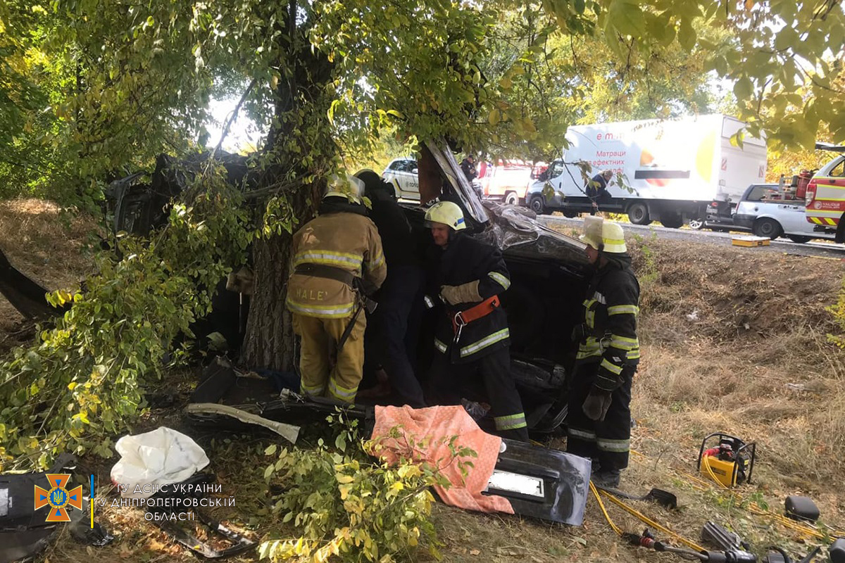 Трьох людей затисло в авто після ДТП на трасі Дніпро-Нікополь - відео